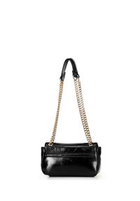 Sac à main en cuir noir avec une texture lisse et brillante. Dispose d'une bandoulière en chaîne et d'une poche zippée à l'avant. Forme rectangulaire compacte.