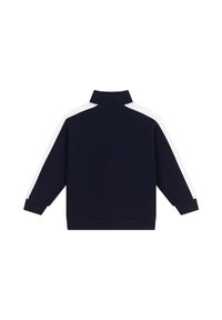 Marineblaues Sweatshirt mit hohem Kragen, kontrastierenden weißen Schulterstreifen, Rippbündchen und Saum. Weicher Stoff mit glatter Textur.