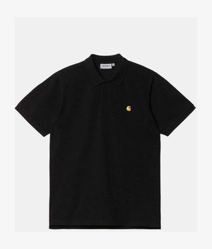 Polo shirt noir en coton, avec des manches courtes, un col et un petit logo Carhartt jaune sur la poitrine gauche.