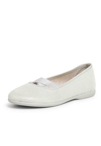 Ballerines gris clair avec une finition métallisée, une large lanière sur le coup de pied et un bout arrondi. Tige en tissu doux et semelle plate.