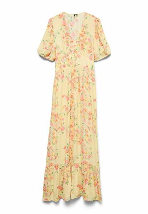 Robe longue jaune à motifs floraux roses et verts, manches courtes bouffantes, encolure en V et ourlet à volants.