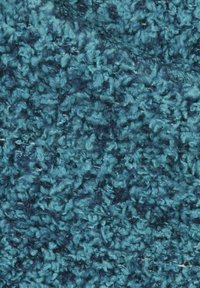 Türkisfarbener Shag-Teppich mit dicker, strukturierter Oberfläche. Verfügt über verschiedene Blautöne, die Tiefe und visuelles Interesse schaffen. Weiche, plüschige Fasern.