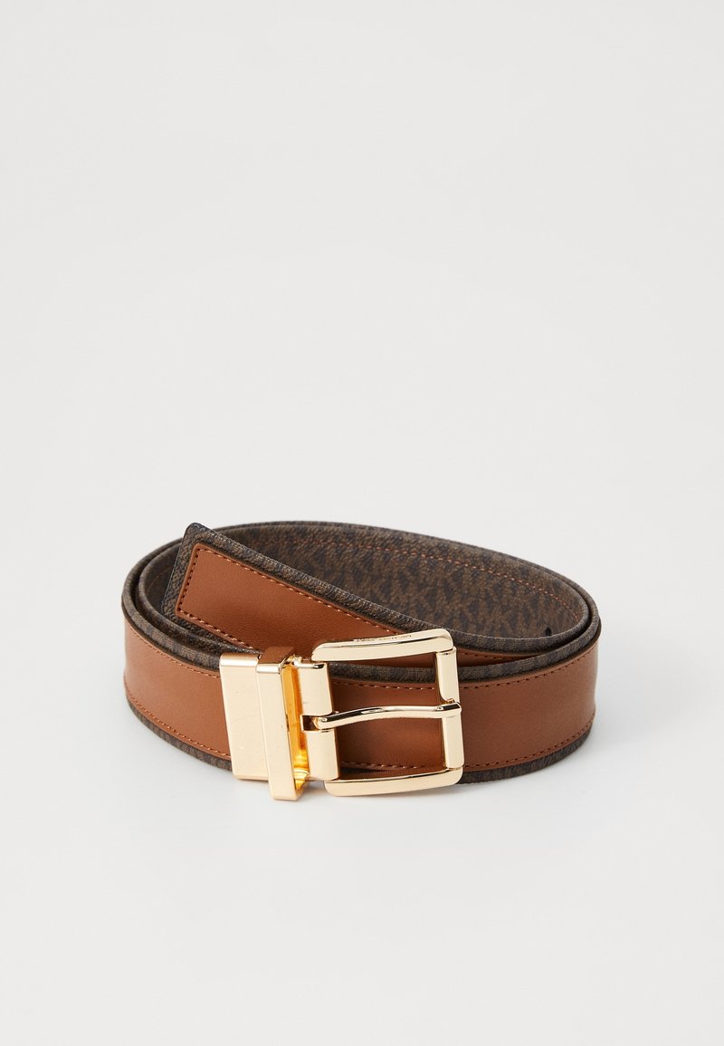 Ceinture en cuir marron enroulée avec une bordure sombre à motifs et une boucle rectangulaire dorée brillante sur fond blanc.