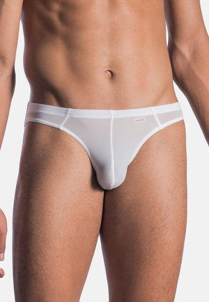 Weiße Slips aus einem glatten, dehnbaren Material, mit einem niedrigen Bund und einem dünnen Taillenbund mit dezentem Branding.