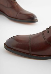 Next SIGNATURE OXFORD TOE CAP STANDARD - Elegantní šněrovací boty - tan brown