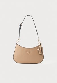 Beige Guess handtas met een gestructureerd oppervlak, zwarte verstelbare schouderriem en goudkleurige accenten met een merketiket charme.