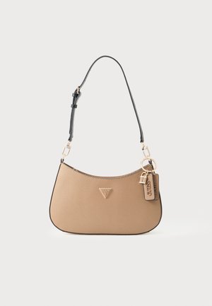 Beige Guess håndveske med teksturert overflate, svart justerbar skulderrem og gullfarget beslag med merketag.