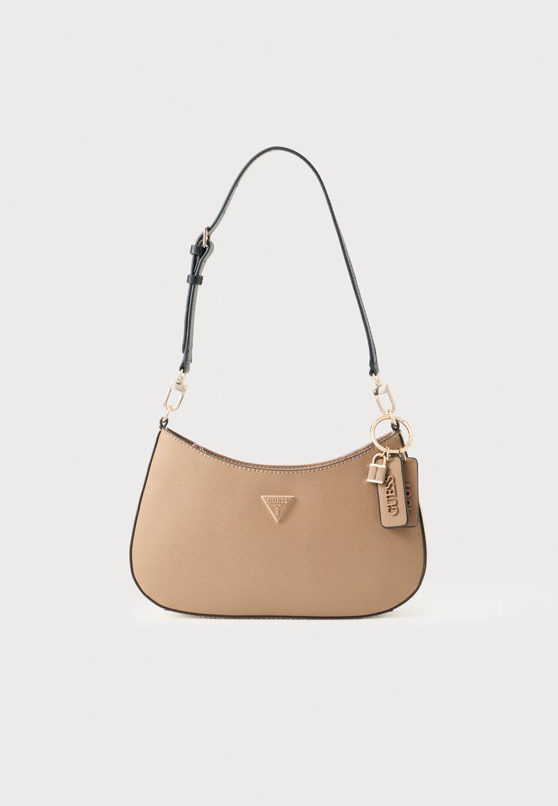 Beige Guess handtas met een gestructureerd oppervlak, zwarte verstelbare schouderriem en goudkleurige accenten met een merketiket charme.