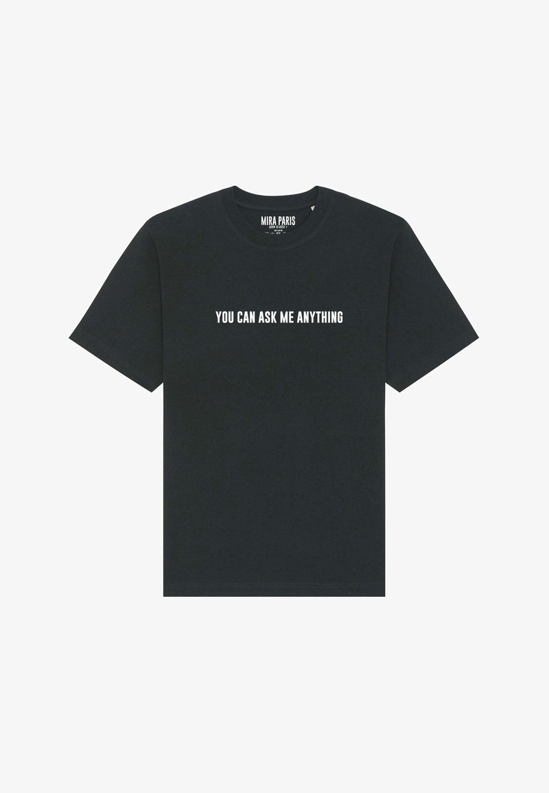 T-shirt en coton noir à manches courtes et col rond. Le devant présente le texte "VOUS POUVEZ ME DEMANDER TOUT CE QUE VOUS VOULEZ" en blanc. Design simple.