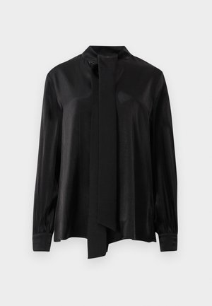 Blouse noire à manches longues avec col haut et écharpe attachée, fabriquée en tissu lisse et légèrement brillant.