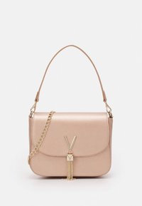 Růžově zlatá kožená kabelka s překlápěcím víkem, řetízkem a madlem, zdobená dekorativní střapcem a vystouplým logem 'V' na přední straně.