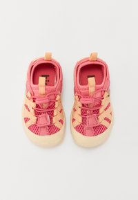 Chaussures en mesh rose et pêche avec une semelle en caoutchouc, des lacets ajustables et un renfort à l'avant. Elles possèdent une boucle au talon pour un enfilage facile.