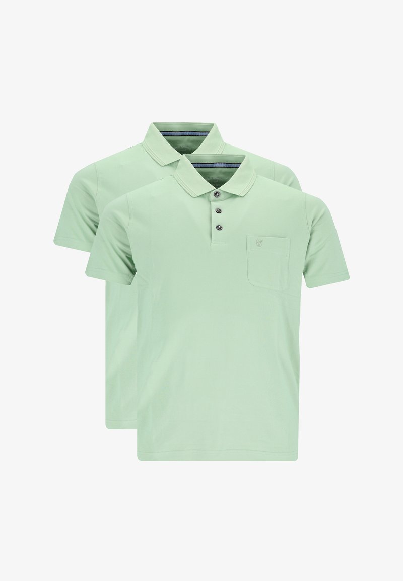 Deux chemises polo vert menthe en tissu léger avec des patte de boutonnage, une poche sur la poitrine gauche et des manches courtes.