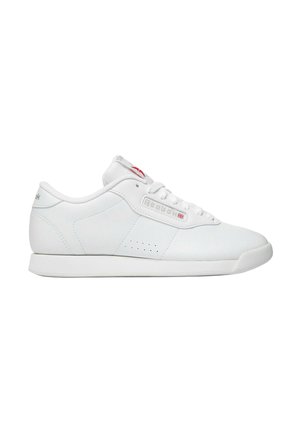 Biały niski but sportowy Reebok z sznurowadłami, perforowanym bocznym panelem i czerwonym logo na języku oraz na boku przy sznurowadłach.