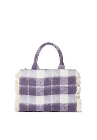 Paars-wit geruit draagtas met een pluche textuur, franjes aan de randen en stevige handvatten. Rechthoekige vorm, zachte materiaal.