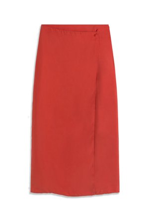 Jupe midi rouge portefeuille avec fermeture par boutons latéraux et texture de tissu lisse.