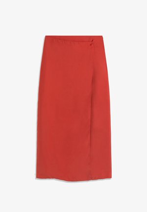 Červená midi zavinovacia sukňa so zapínaním na bočné gombíky a hladkou textúrou látky.