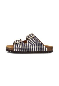 Sandalen met bandjes en een geweven navy en witte patroon, verstelbare metalen gespen en een kurken voetbed met een geprofileerde zool.