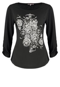 Černá dlouhá blůza s řasenými rukávy a bílým složitým květinovým vzorem umístěným uprostřed přední části.