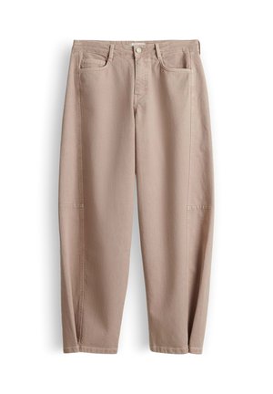 Pantalon beige à jambes droites avec bouton et fermeture éclair à l'avant, passants pour ceinture, deux poches avant, et détails de coutures visibles sur les jambes.