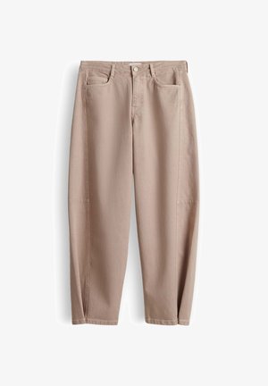 Beige broek met rechte pijpen, voorste knoop- en ritssluiting, riemlussen, twee voorzakken en zichtbare naaddetails op de pijpen.