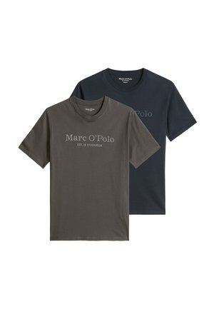 Due t-shirt Marc O’Polo con scollo rotondo, una grigio scuro con testo grigio chiaro, una blu navy con testo sottile, entrambe a maniche corte e semplici.