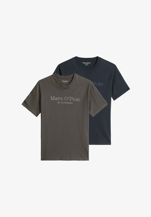 Due t-shirt Marc O’Polo con scollo rotondo, una grigio scuro con testo grigio chiaro, una blu navy con testo sottile, entrambe a maniche corte e semplici.