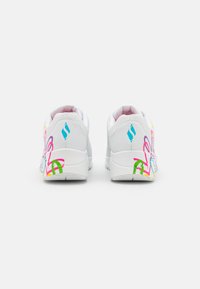 Weiße Sneakers mit bunten, abstrakten Mustern in Pink, Grün und Blau an den Außenseiten; gepolsterter Kragen und Zunge für zusätzlichen Komfort.