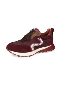 Maroonsneaker aus Wildleder und Mesh-Material, runde Zehenform, dicke weiße Mittelsohle und kontrastierende Akzente in Rosa und Braun. Strukturiere Sohle.