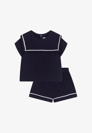 Navyblaues Zweiteiler-Set mit einem kurzärmeligen Oberteil, das einen weißen gewellten Kragen und passende Shorts mit elastischem Bund hat. Texturiert.