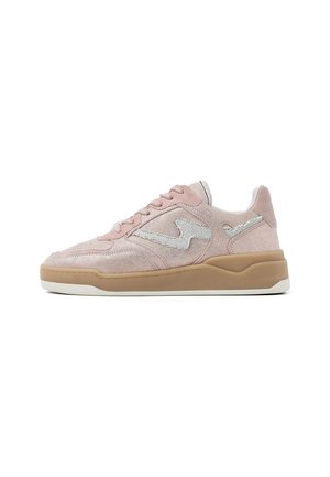 Lichtroze suede sneakers met gestructureerde grijze accenten, witte veters en een rubberen tan zool met een chunky ontwerp en een onderscheidend logo.