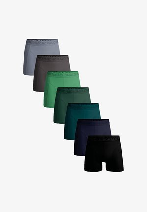 Hét darabból álló férfi boxeralsó készlet különböző árnyalatokban: szürke, fekete, sötétzöld, zöld, sötét türkiz, tengerészkék és fekete. Jellemzője a logózott derékpánt.