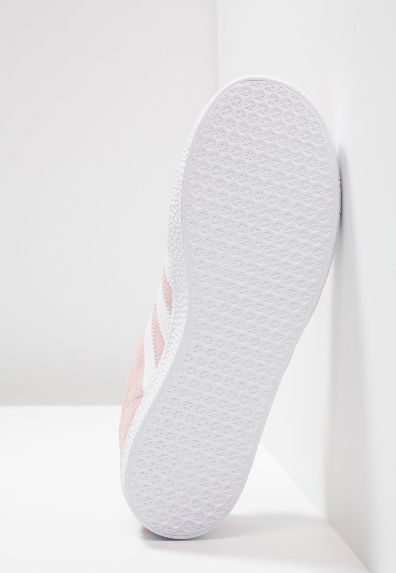 adidas Originals GAZELLE - Trainers - ice pink/footwear white/gold  metallic/nude - Zalando