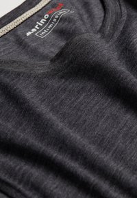 Czarna koszula z wełny merino o gładkiej fakturze, okrągłym dekolcie i subtelnym połysku. Ozdobiona logo w kolorze czerwonym i białym.