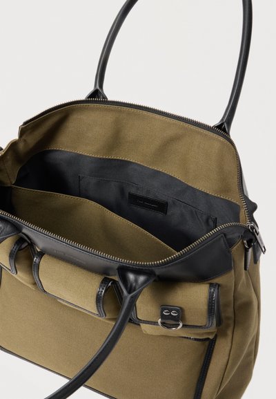 Τσάντα ώμου ελιάς και μαύρου χρώματος με διπλές λαβές, κλείσιμο με φερμουάρ, μπροστινή τσέπη με πόρπη και εσωτερικά διαμερίσματα.