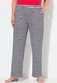 Zwart-witte gestreepte pyjamabroek met rode kersenprint, voorzien van een elastische tailleband en zijzakken. Zacht materiaal met een relaxed fit.
