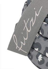 Borsa grigia con motivo a stampa leopardata realizzata in un tessuto testurizzato e un logo prominente ricamato in bianco sulla tracolla.