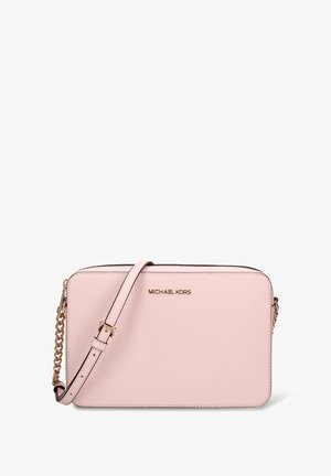 Lichtroze leren crossbodytas met gouden hardware, ritssluiting, verstelbare band en geperst logo aan de voorkant. Gladde textuur.