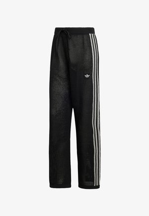 Pantalones deportivos de malla negra con un ajuste holgado, que cuentan con rayas laterales blancas contrastantes y un logo bordado en el muslo izquierdo. Cintura elástica.