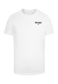 Hvit bomulls t-skjorte med korte ermer og rund hals. Svart tekst som sier "Portugal" på venstre brystområde. Enkel,klassisk design.