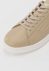EA7 Emporio Armani UNISEX - Tenisice - cobblestone/white