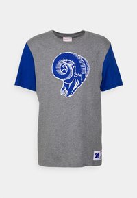 Camiseta de algodón gris con mangas cortas azules, que presenta un destacado gráfico de un cráneo de carnero azul en la parte frontal y una etiqueta de acento azul en el dobladillo.