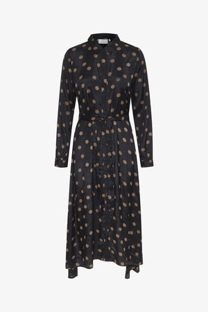 Vestido negro con mangas largas, cierre de botones en el frente y lunares dorados. Presenta una cintura ceñida con cinturón y una silueta fluida. Textura suave de satén.