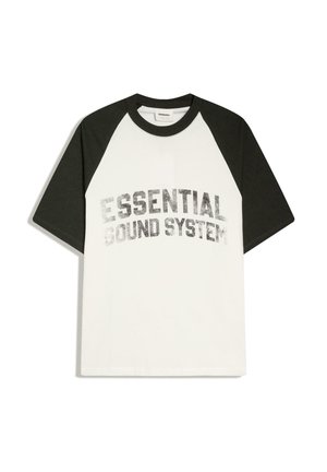 Biała koszulka z krótkim rękawem z czarnymi rękawami raglan i napisem "ESSENTIAL SOUND SYSTEM" w wyblakłej szarości na wysokości klatki piersiowej.