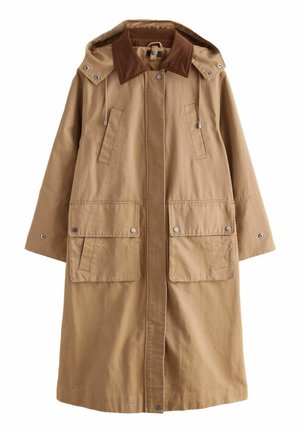 Dlhý khaki kabát s ribovaným golierom, zapínaním na gombíky, dvoma veľkými prednými vreckami a kapucňou so sťahovacou šnúrkou. Má voľný strih a hladkú textúru.