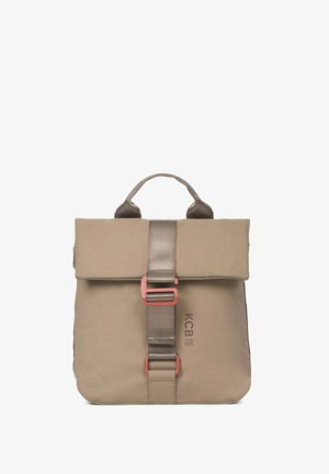 Beige rugzak met overslag, taupekleurige band en roze gesp, bovenhandvat en "KCB VEGAN BAGS" logo in het midden aan de voorkant.