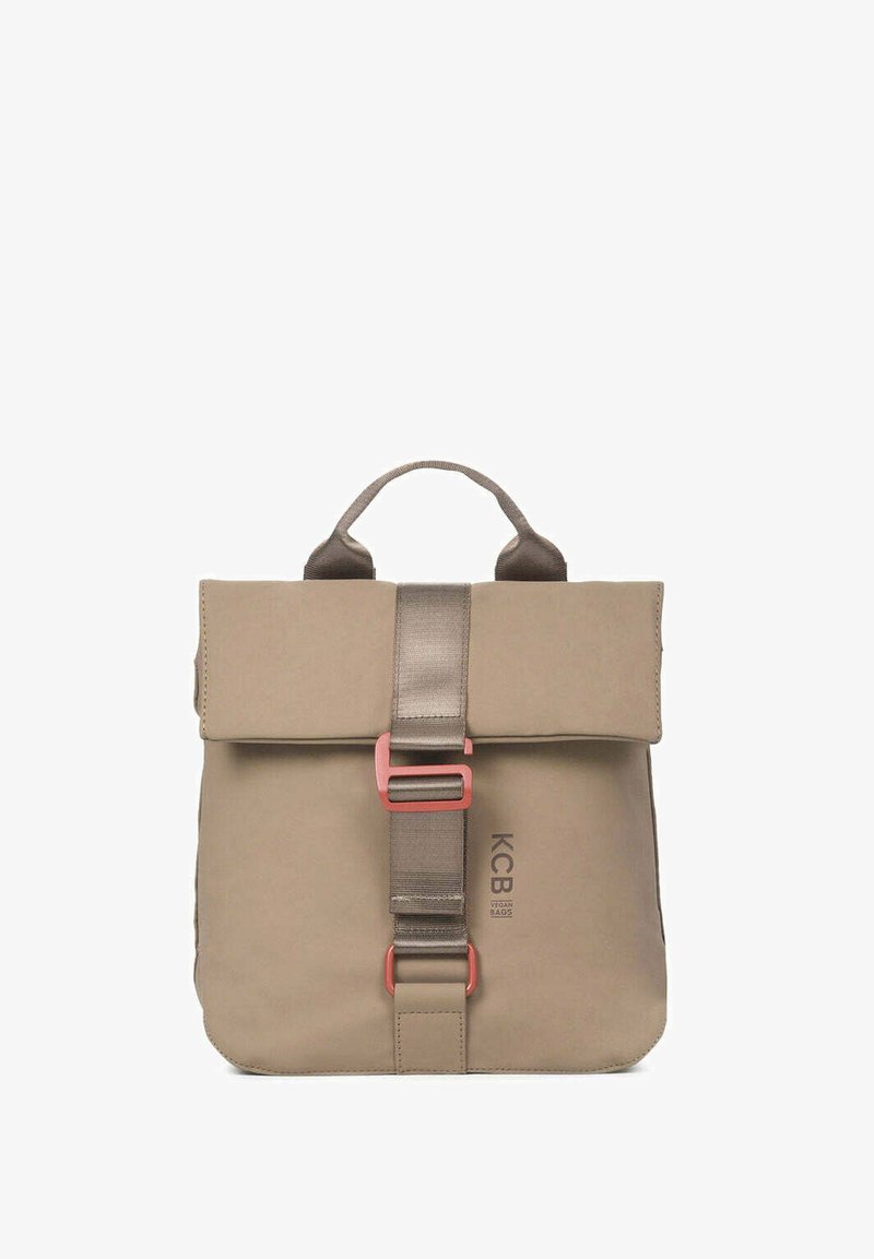 Mochila beige con solapa, correa topo y hebilla rosa, asa superior y logo "KCB VEGAN BAGS" en el centro frontal.