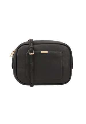 Sac en cuir noir à bandoulière avec une forme rectangulaire, une texture lisse, une poche avant et un accent en métal doré sur la sangle.