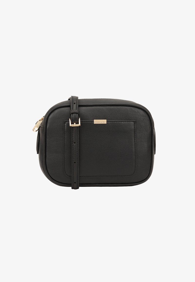 Sac en cuir noir à bandoulière avec une forme rectangulaire, une texture lisse, une poche avant et un accent en métal doré sur la sangle.