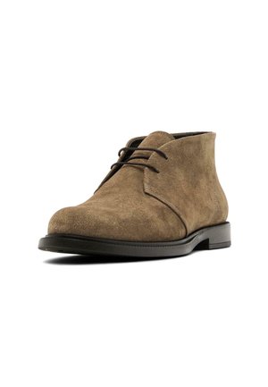 Braune Wildleder-Ankle-Boots mit abgerundeter Zehenpartie, ausgestattet mit einem schlichten Schnürdesign und einer flachen Gummisohle. Texturierte Oberfläche und glatte Verarbeitung.